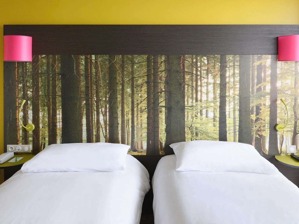 Habitación estándar con dos camas individuales del hotel ibis Styles Dax Centre. Foto 3