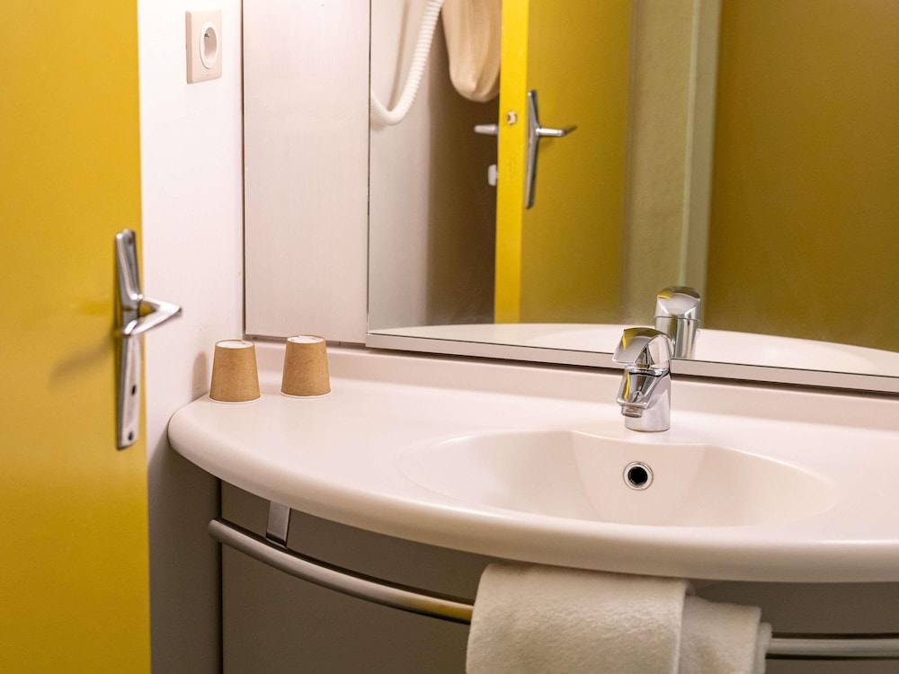 Habitación estándar con dos camas individuales del hotel ibis Styles Dax Centre. Foto 5