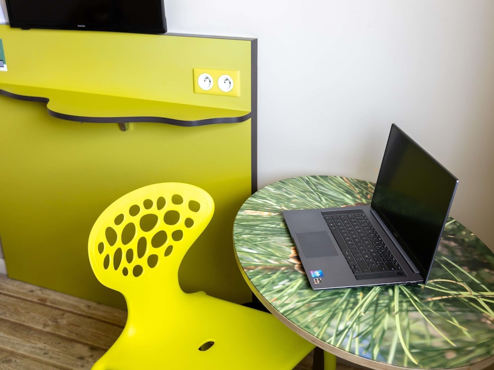 Habitación estándar con dos camas individuales del hotel ibis Styles Dax Centre. Foto 6