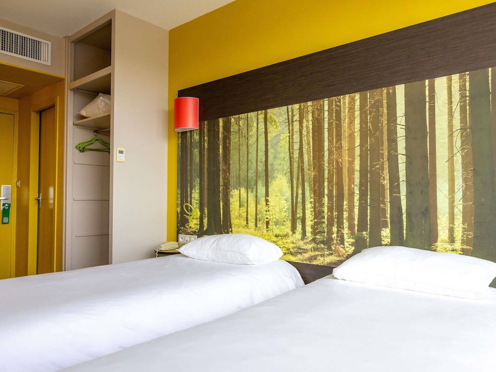 Habitación estándar con dos camas individuales del hotel ibis Styles Dax Centre. Foto 7
