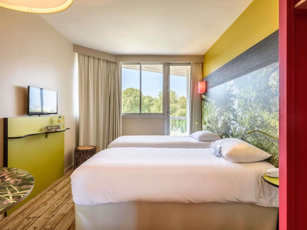 Habitación estándar con dos camas individuales del hotel ibis Styles Dax Centre. Foto 8
