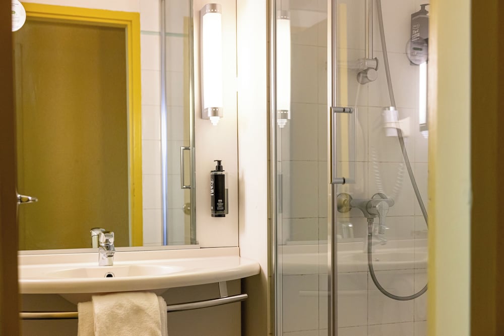 Habitación estándar con dos camas individuales del hotel ibis Styles Dax Centre. Foto 11