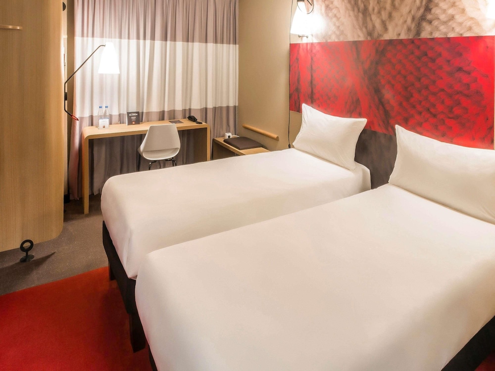 Habitación estándar con camas individuales del hotel Ibis Deauville Centre. Foto 6