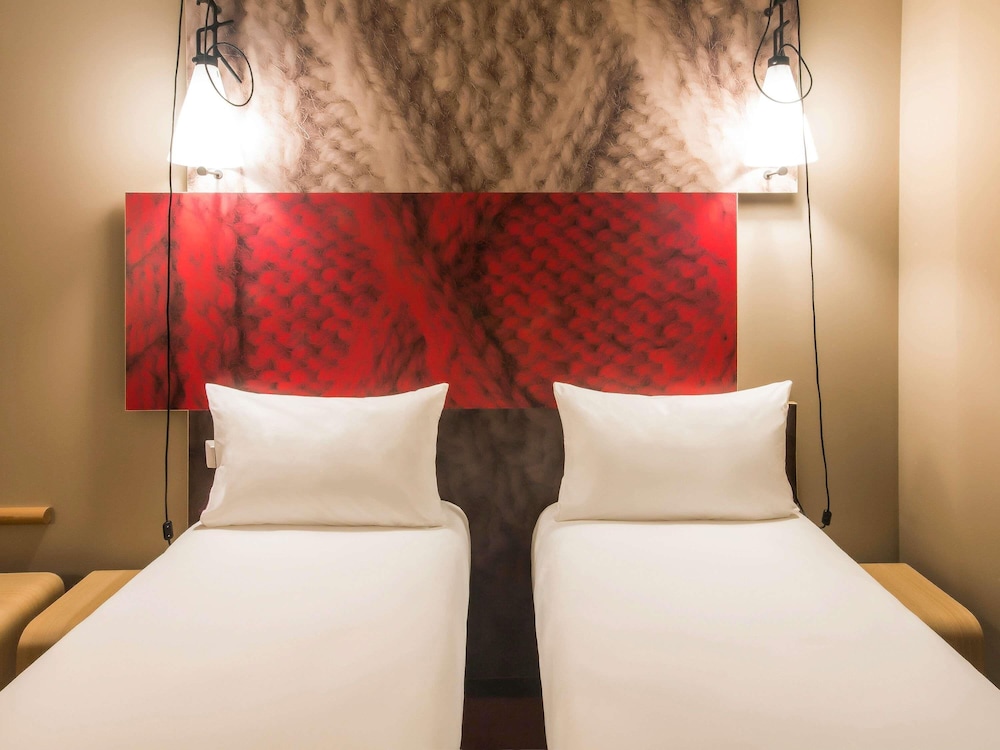 Habitación estándar con camas individuales del hotel Ibis Deauville Centre. Foto 7