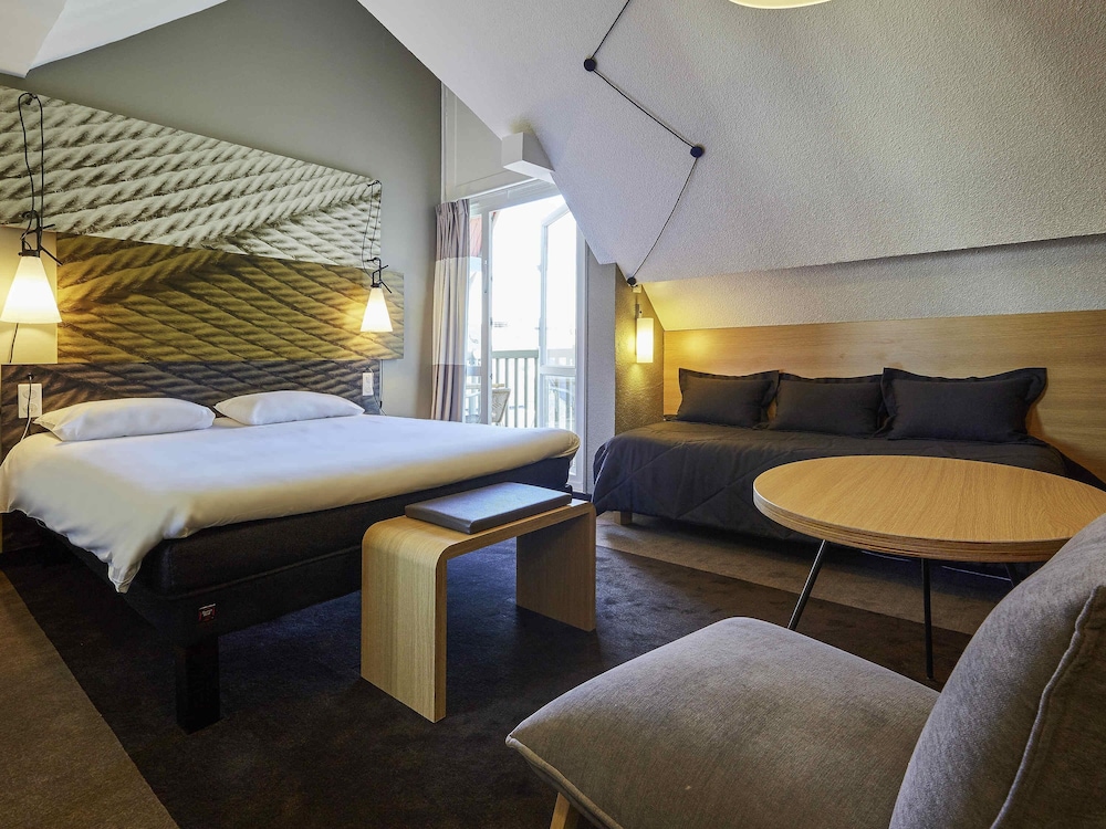 Habitación Premium con 1 balcón, 1 cama doble y 1 sofá individual del hotel Ibis Deauville Centre. Foto 2