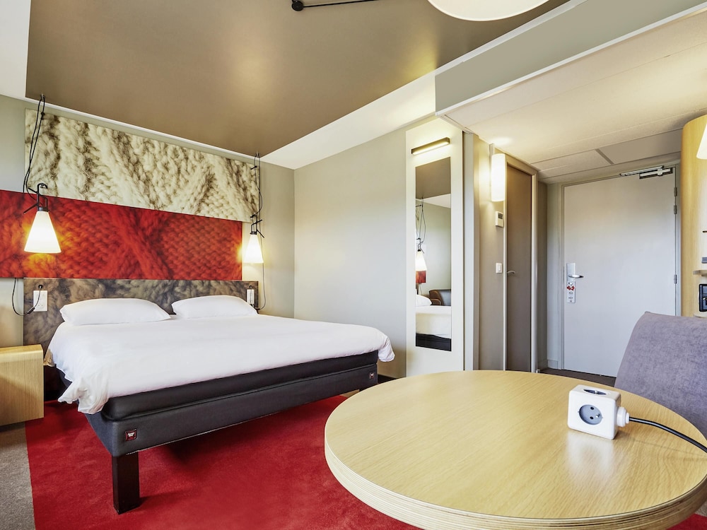 Habitación Premium con 1 balcón, 1 cama doble y 1 sofá individual del hotel Ibis Deauville Centre. Foto 7