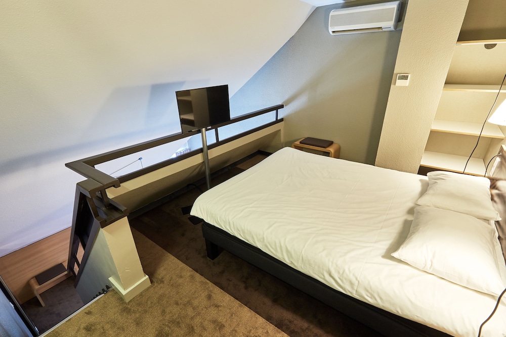 Habitación dúplex con balcón, 1 cama doble y camas individuales del hotel Ibis Deauville Centre. Foto 1
