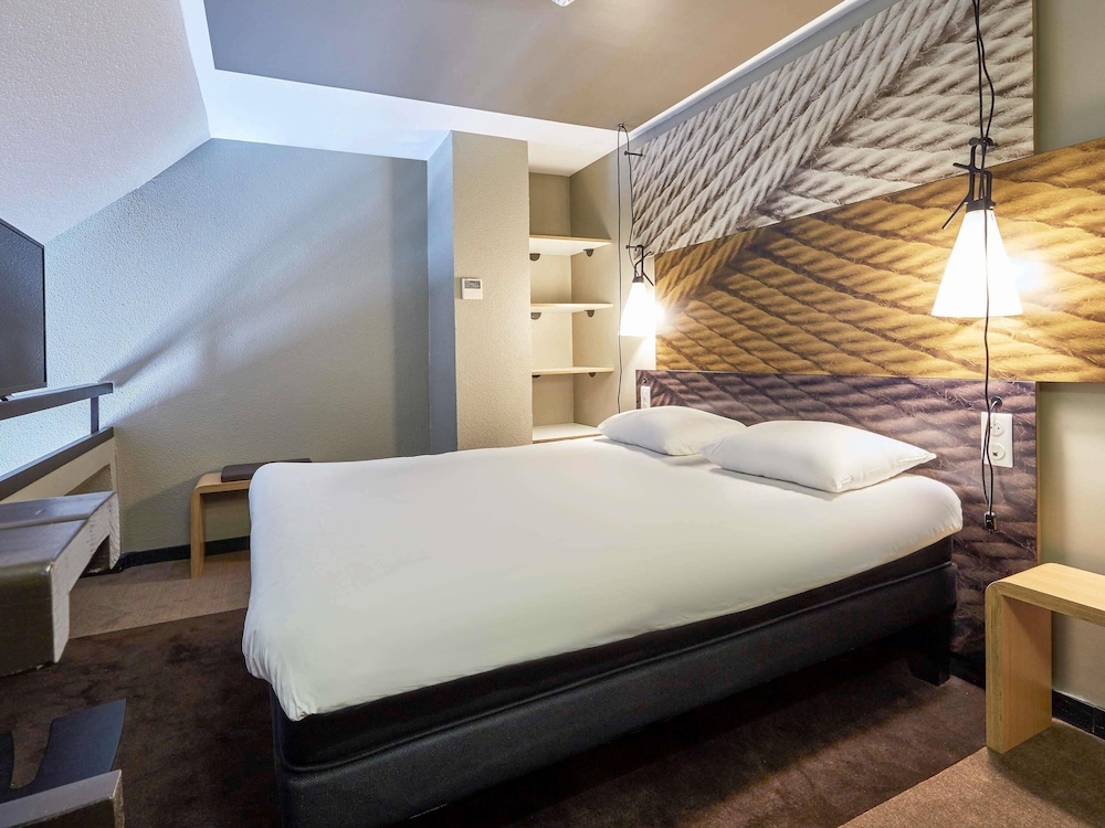 Habitación dúplex con balcón, 1 cama doble y camas individuales del hotel Ibis Deauville Centre. Foto 4