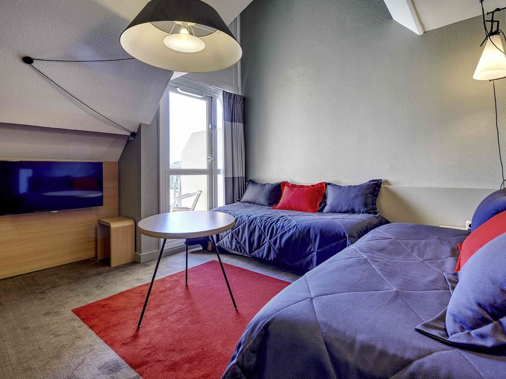 Habitación dúplex con balcón, 1 cama doble y camas individuales del hotel Ibis Deauville Centre. Foto 6