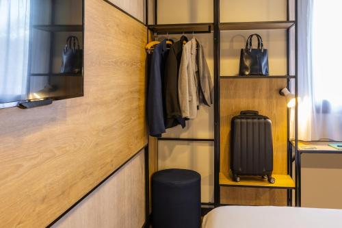 Habitación con una flamante cama doble de última generación del hotel Ibis Epinal Centre Ville. Foto 7