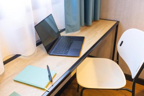 Habitación con una flamante cama doble de última generación del hotel Ibis Epinal Centre Ville. Foto 8