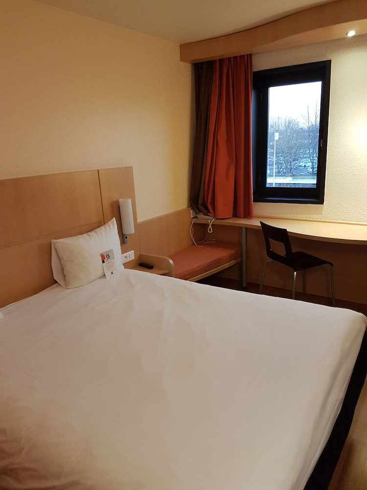 Habitación Doble del hotel Ibis Evry Courcouronnes. Foto 2