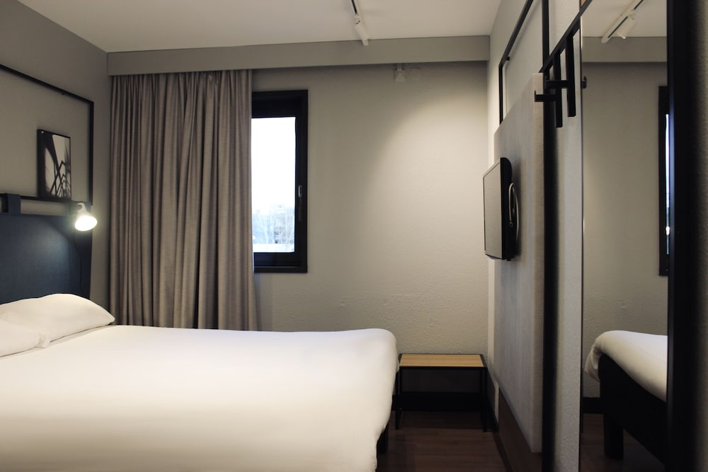 Habitación Doble del hotel Ibis Evry Courcouronnes. Foto 4