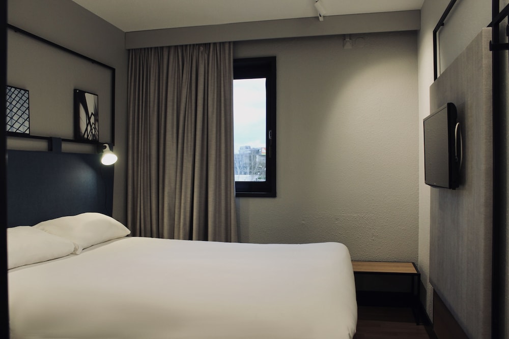 Habitación Doble del hotel Ibis Evry Courcouronnes. Foto 5