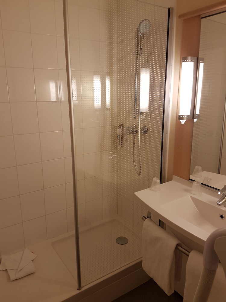 Habitación Doble del hotel Ibis Evry Courcouronnes. Foto 12