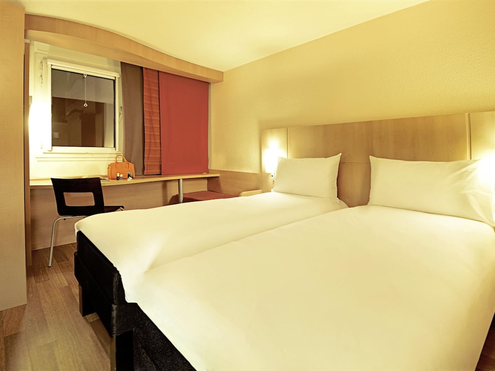 Habitación Twin del hotel Ibis Evry Courcouronnes. Foto 2