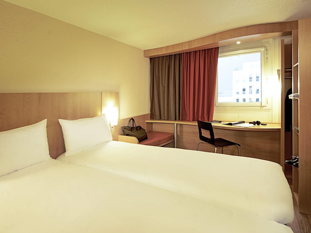 Habitación Twin del hotel Ibis Evry Courcouronnes. Foto 4