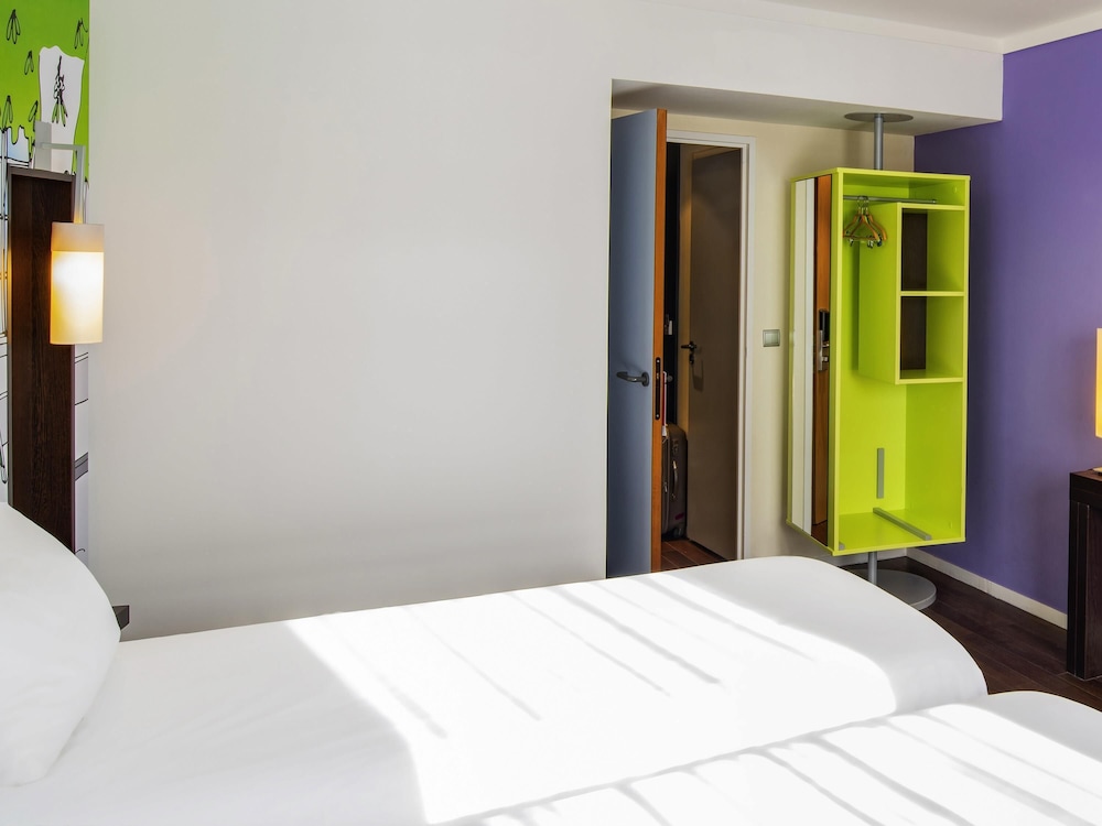 Habitación con 2 camas individuales del hotel Ibis Styles Evry Cathedrale. Foto 2