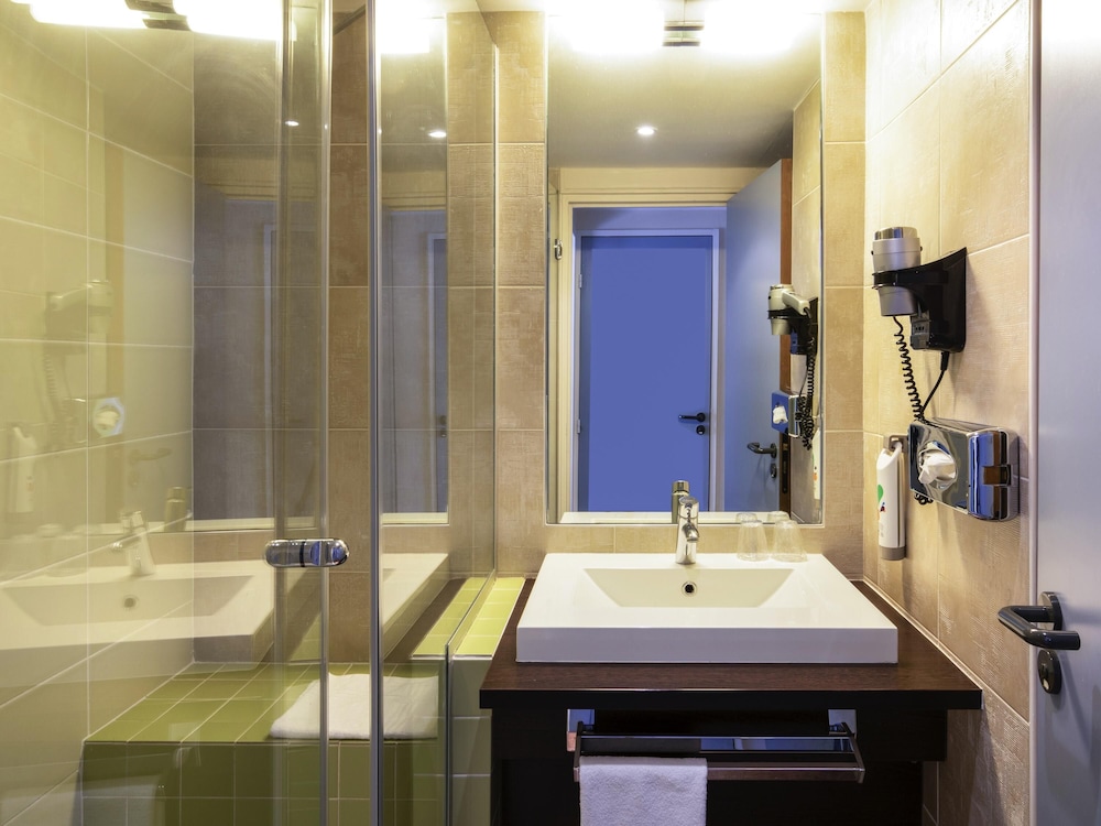 Habitación con 2 camas individuales del hotel Ibis Styles Evry Cathedrale. Foto 3