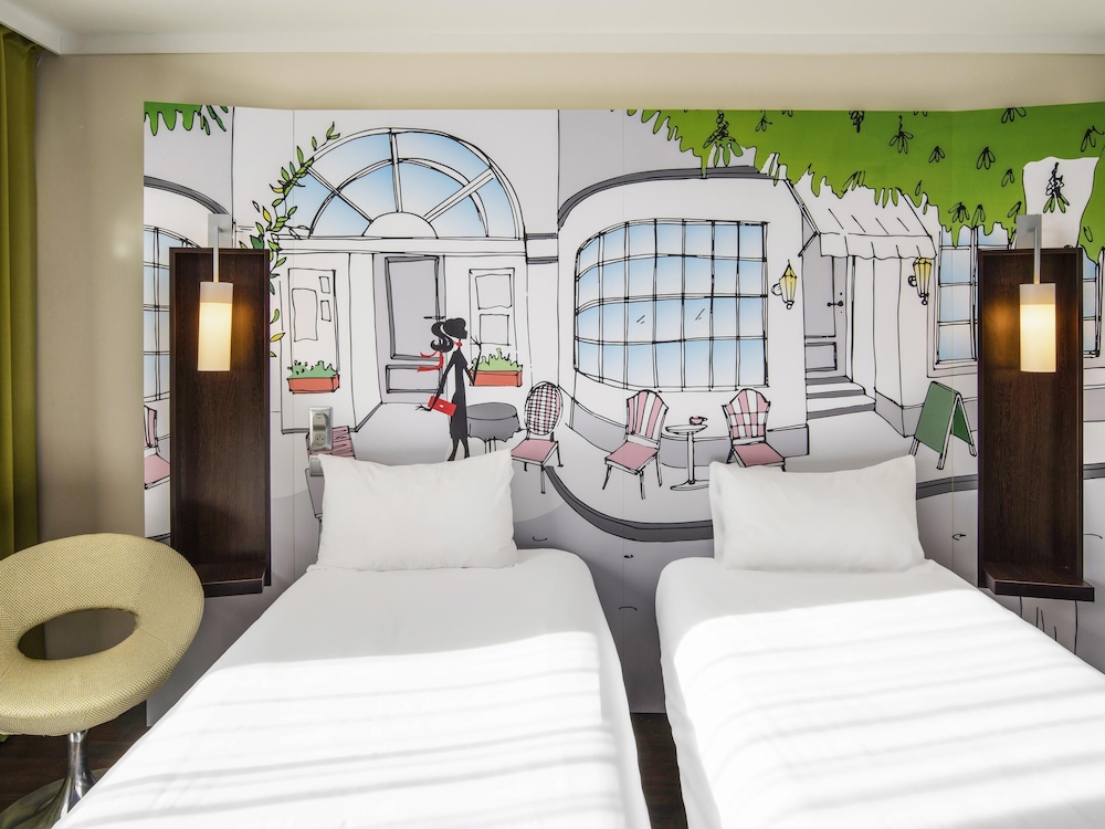 Habitación con 2 camas individuales del hotel Ibis Styles Evry Cathedrale. Foto 6