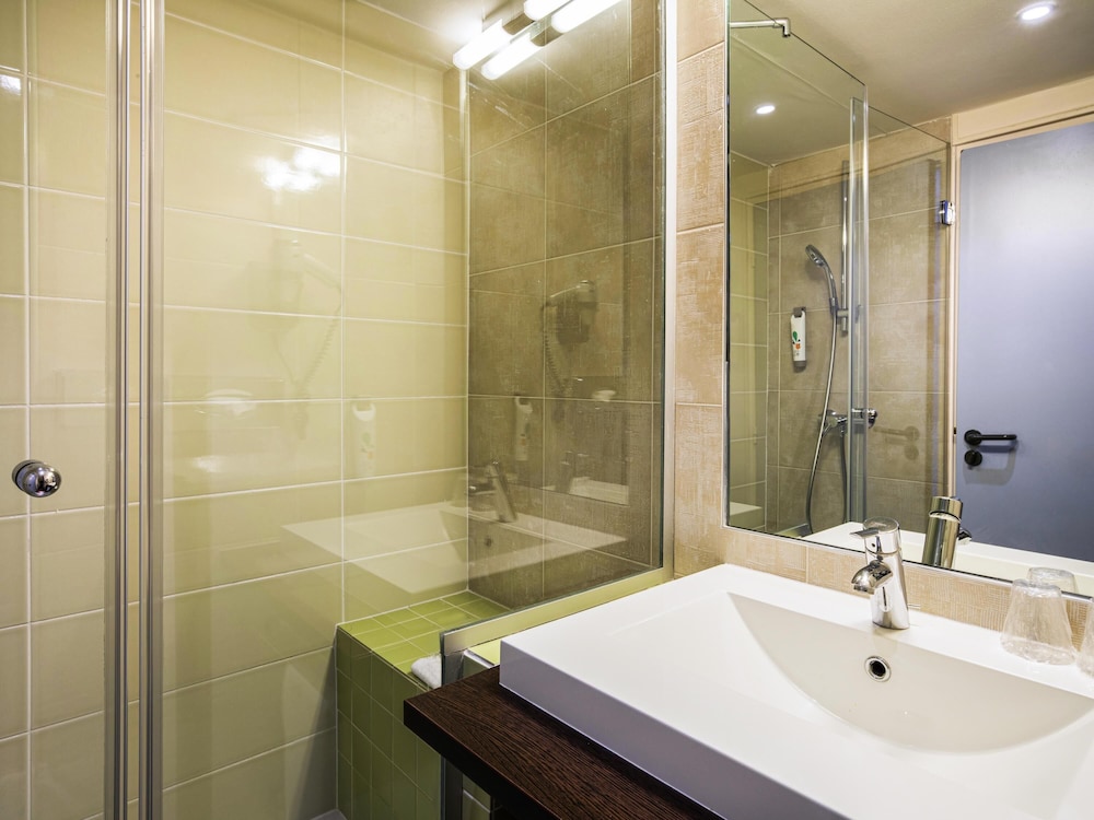 Habitación estándar con cama King del hotel Ibis Styles Evry Cathedrale. Foto 4