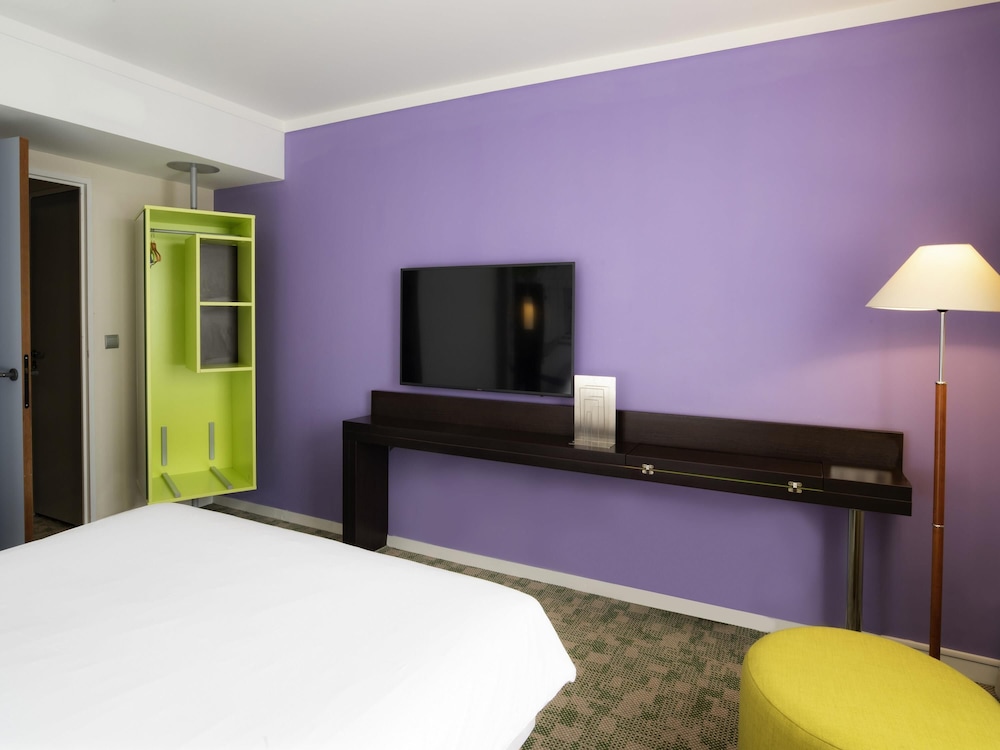 Habitación estándar con cama King del hotel Ibis Styles Evry Cathedrale. Foto 5