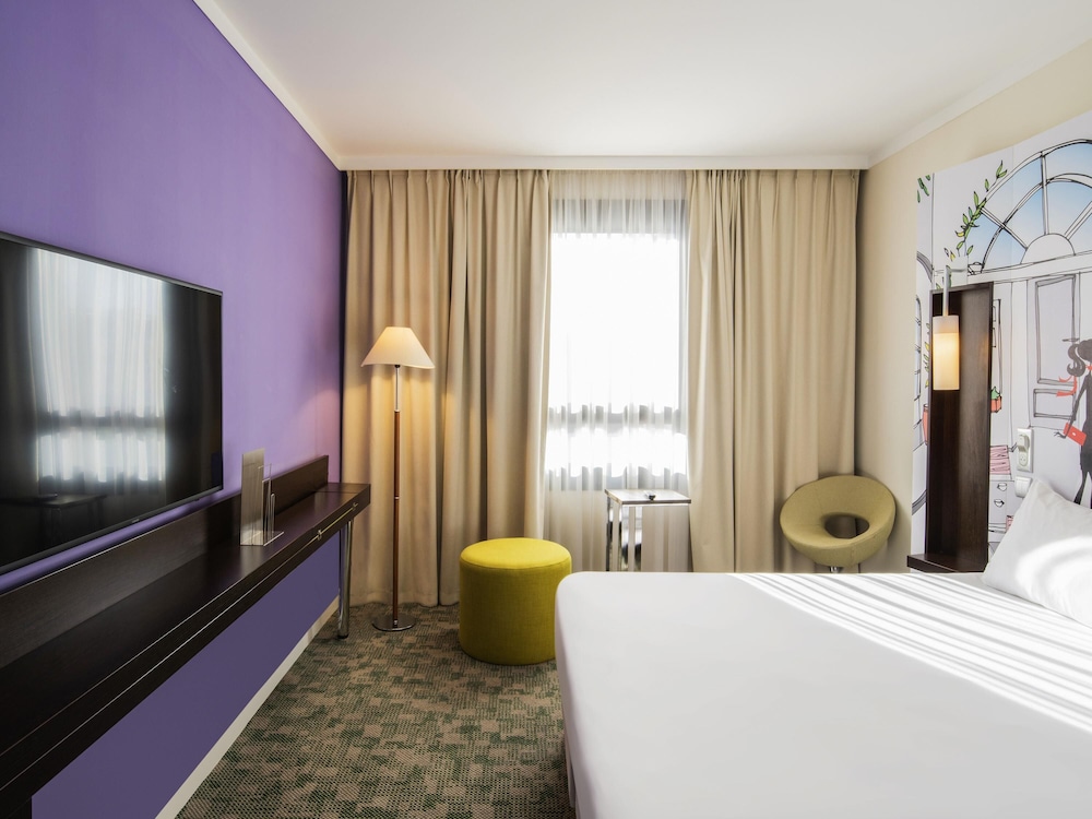 Habitación estándar con cama King del hotel Ibis Styles Evry Cathedrale. Foto 6