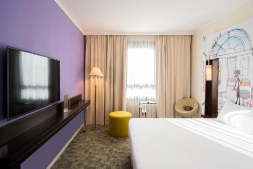 Habitación Contigua con Cama Queen del hotel Ibis Styles Evry Cathedrale. Foto 1