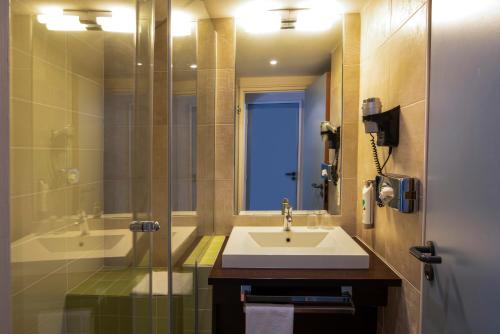 Habitación Contigua con Cama Queen del hotel Ibis Styles Evry Cathedrale. Foto 4