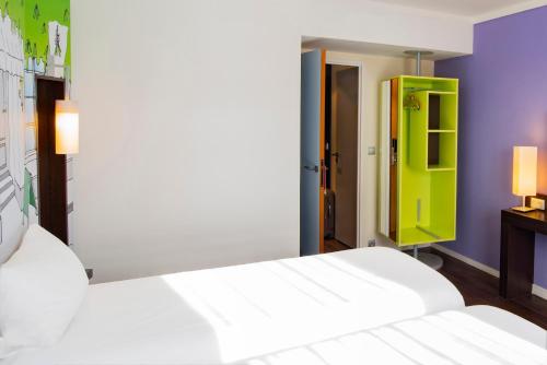 Habitación Contigua con Cama Queen del hotel Ibis Styles Evry Cathedrale. Foto 6
