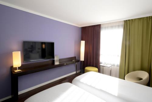 Habitación Contigua con Cama Queen del hotel Ibis Styles Evry Cathedrale. Foto 7