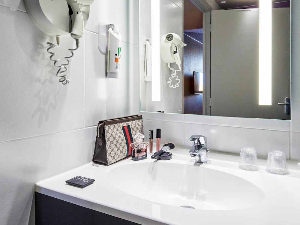 Habitación estándar con camas individuales del hotel ibis Styles Evry Lisses. Foto 1