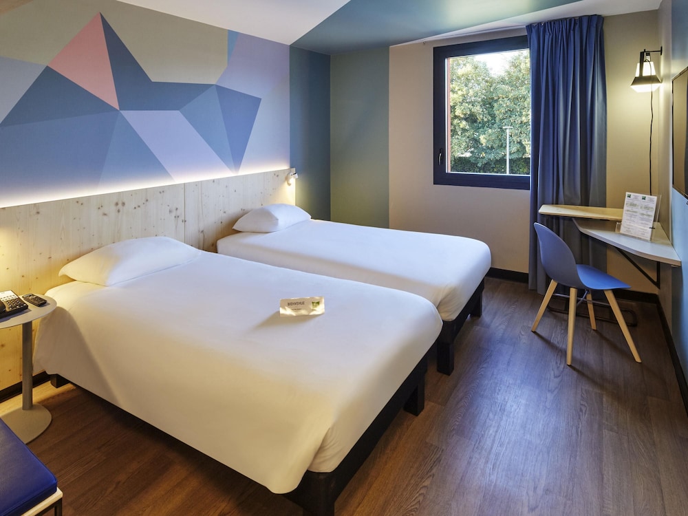 Habitación estándar con camas individuales del hotel ibis Styles Evry Lisses. Foto 2