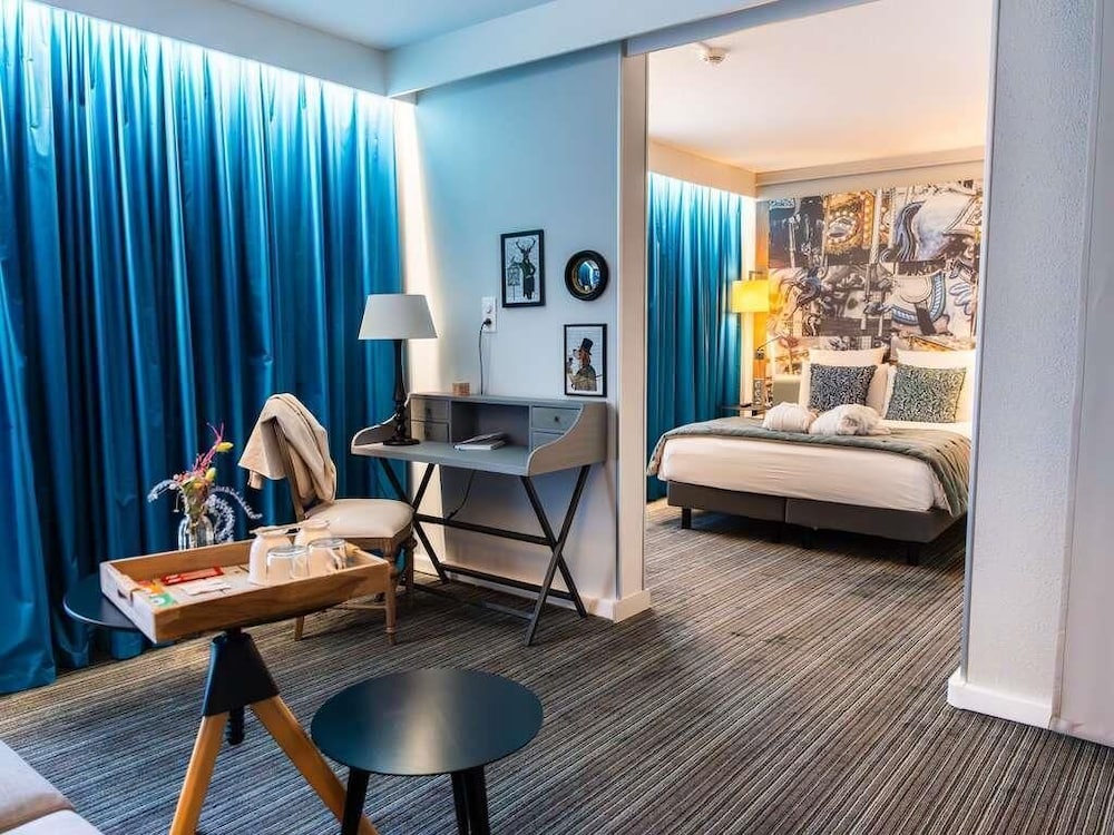 Suite Junior con una cama doble y sofá del hotel Mercure Château Fontainebleau Demeures de Campagne. Foto 4