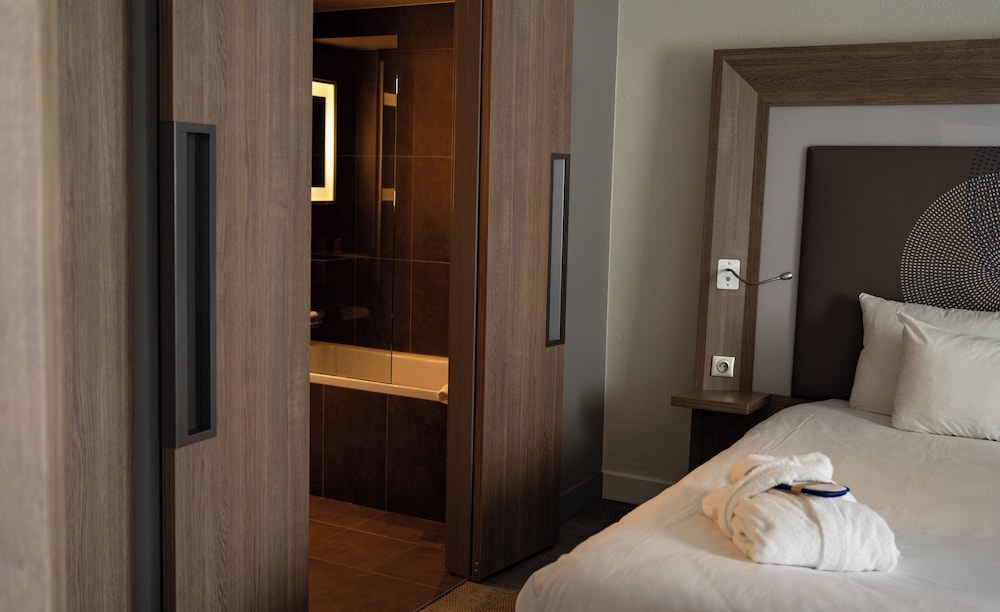 Suite con 1 cama doble y 1 sofá - cama doble del hotel Novotel Fontainebleau Ury. Foto 4