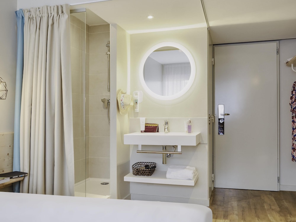 Habitación triple Vista Jardín Con Vistas del hotel Ibis Hyeres Plage Thalassa. Foto 5