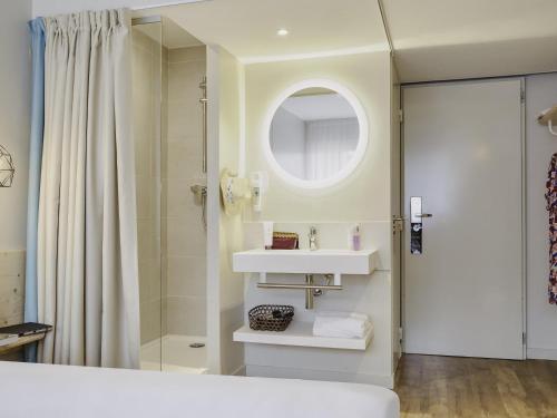 Habitación Estándar con Vistas al Pinar con 2 Camas Individuales del hotel Ibis Hyeres Plage Thalassa. Foto 2
