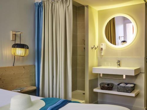Habitación Doble Estándar con vistas al jardín del hotel Ibis Hyeres Plage Thalassa. Foto 3