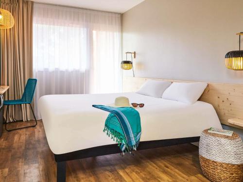 Habitación Doble Estándar con Logia y Vistas al Jardín del hotel Ibis Hyeres Plage Thalassa. Foto 1