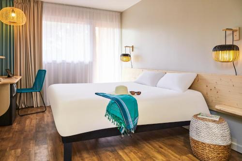 Habitación Doble Estándar con Logia y Vistas al Jardín del hotel Ibis Hyeres Plage Thalassa. Foto 7