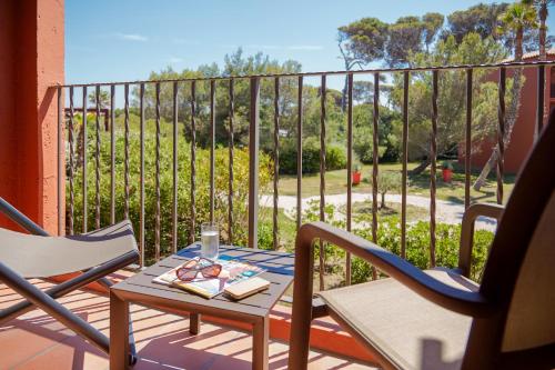 Habitación Doble Estándar con Logia y Vistas al Jardín del hotel Ibis Hyeres Plage Thalassa. Foto 8