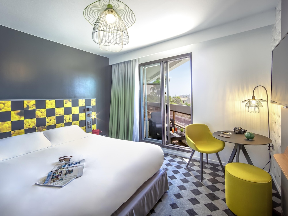 Habitación Privilège con 1 cama doble y balcón del hotel Hotel Mercure Hyeres Centro