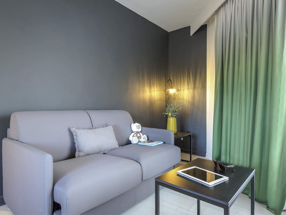 Habitación Familiar con balcón - 1 cama doble y 1 sofá cama del hotel Hotel Mercure Hyeres Centro. Foto 4