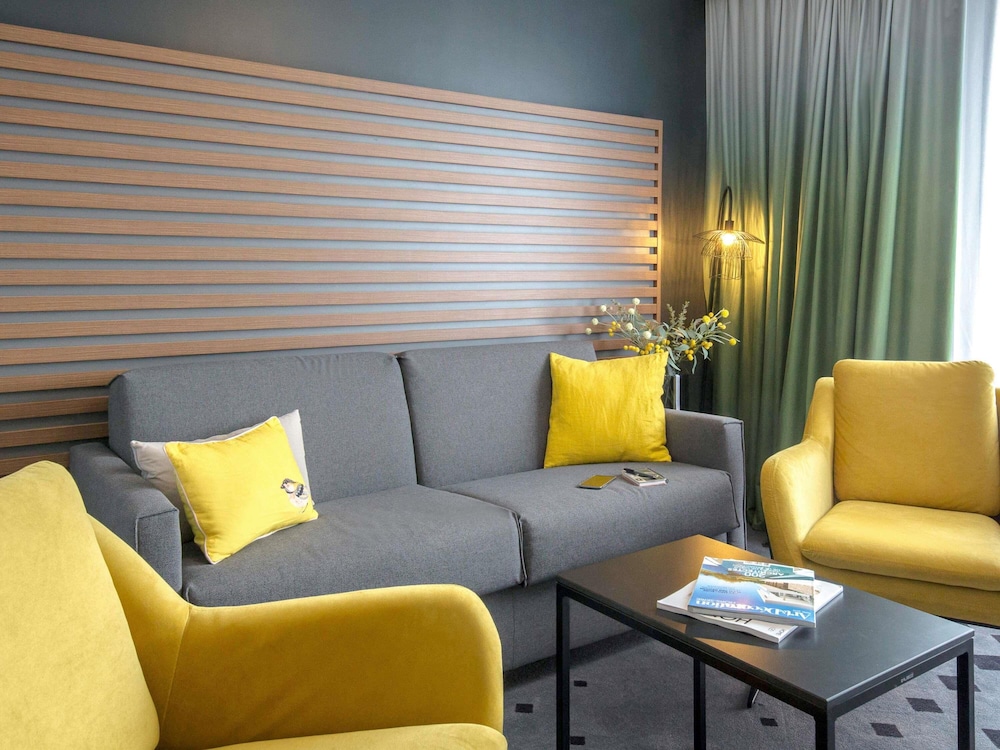 Suite Junior con balcón - 1 cama doble y 1 sofá cama del hotel Hotel Mercure Hyeres Centro