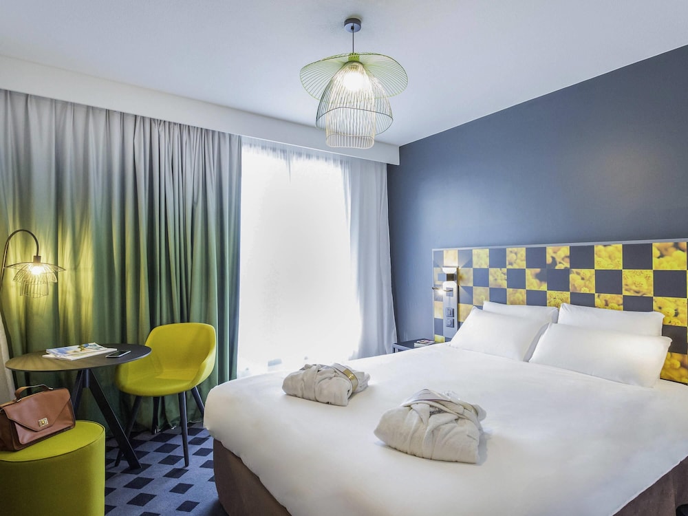 Suite Junior con balcón - 1 cama doble y 1 sofá cama del hotel Hotel Mercure Hyeres Centro. Foto 4