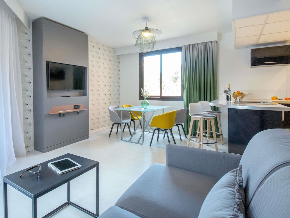 Apartamento de 45 m² con 2 balcones - 1 cama doble y 1 sofá cama del hotel Hotel Mercure Hyeres Centro. Foto 5