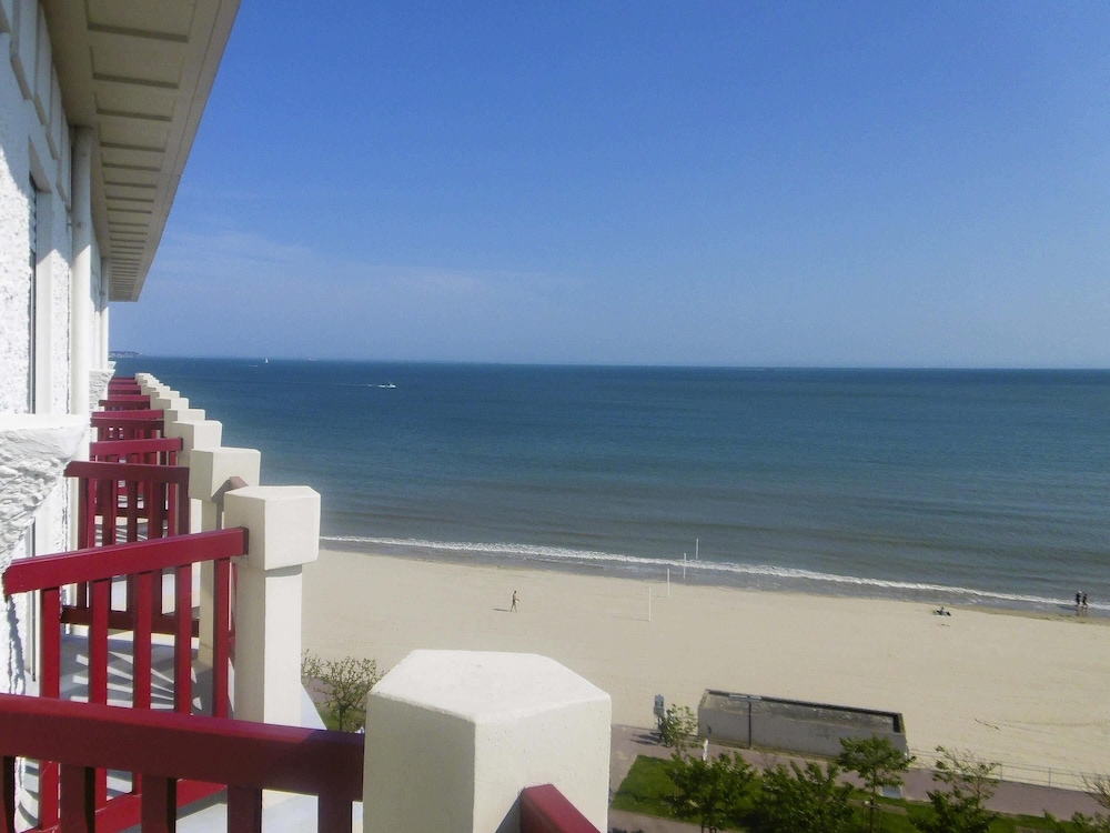 Habitación Clásica con vistas laterales al mar y 1 cama doble o dos camas individuales del hotel Mercure La Baule Majestic. Foto 3