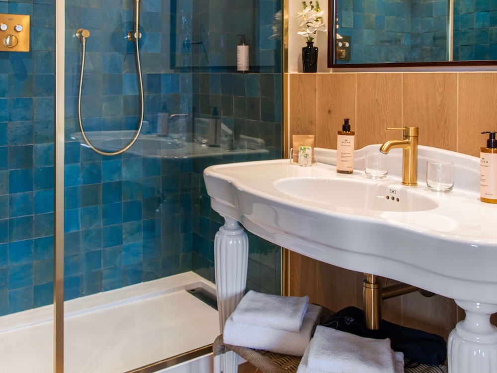 Suite Junior con vistas al mar con 1 cama doble o dos camas individuales del hotel Mercure La Baule Majestic. Foto 9