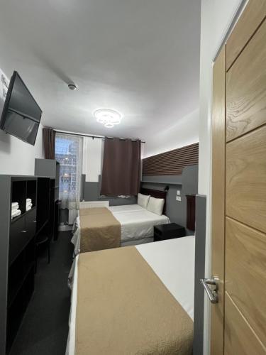 Superior con baño privado del hotel Plaza London. Foto 8
