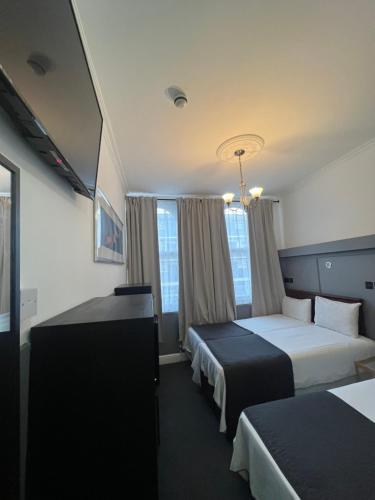 Superior con baño privado del hotel Plaza London. Foto 9